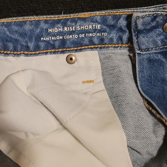 Medium wash high rise shorties - Picture 5 of 10
